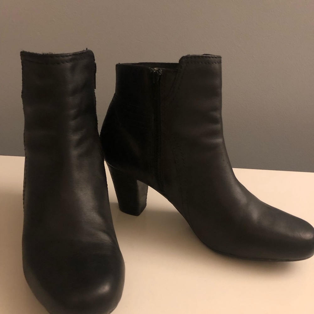 Clarks EUC Black booties